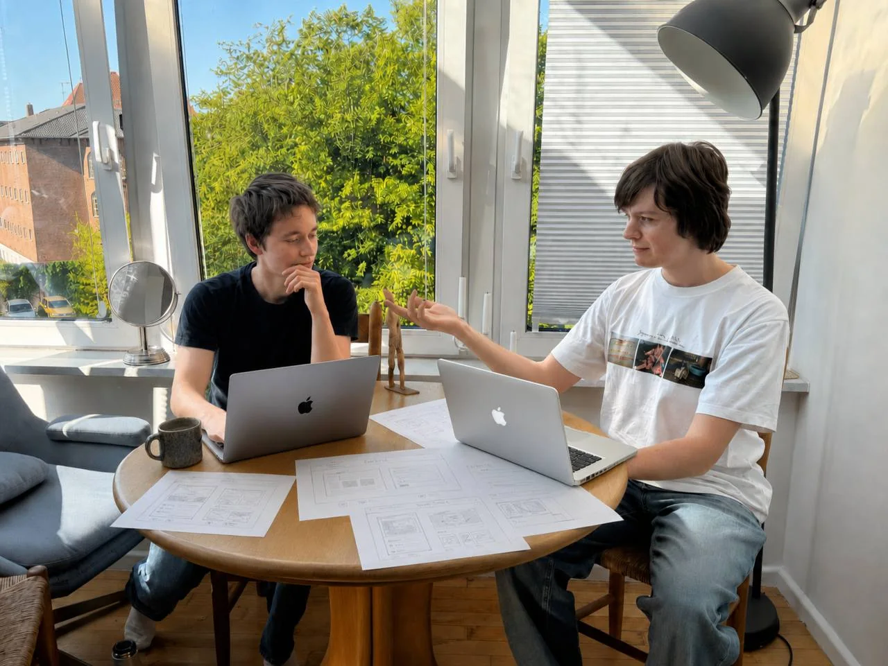 Das Blaustern-Team bespricht gemeinsam Website-Skizzen am Arbeitstisch